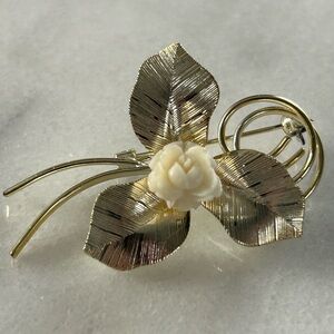 Floral brooch, gold tone with cream rose